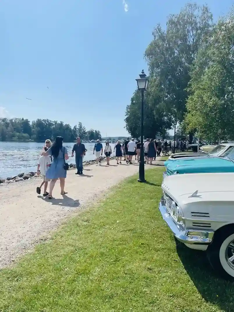 Amerikanska veteranbilar uppställda vid en bilträff i Sverige