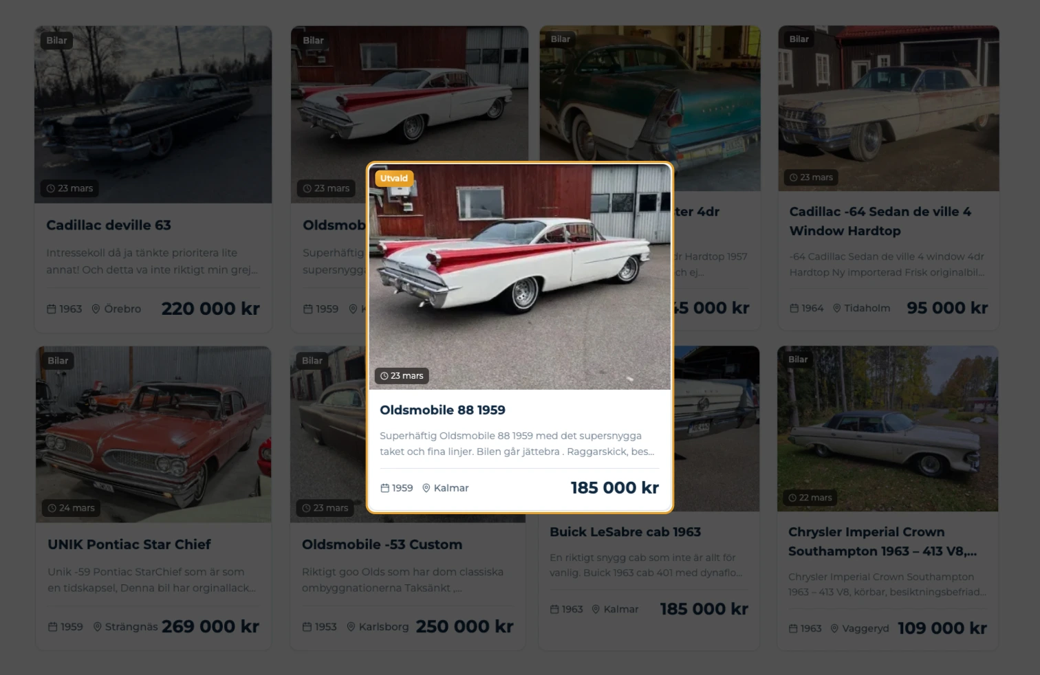 Klassisk bil belyst av spotlight bland andra annonser – utvald annons på Jalopy